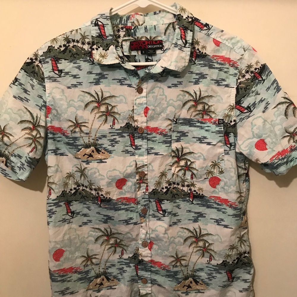 Fitted Hawaiian print shirt.